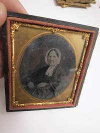 Rouva IV - ambrotyyppi (ambrotype) -kehyksessä oleva valokuva noin 1850-1860 luvulta