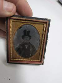 Silinterihattu - ambrotyyppi (ambrotype) -kehyksessä oleva valokuva noin 1850-1860 luvulta