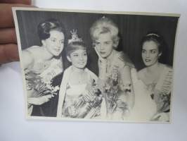 Miss suomi 1961 - Ihannetyttö Liisa Jääskeläinen, Miss Suomi Ritva Wächter, I Perintöprinsesa Marja Ryönä, II Perintöprinsessa Ann-Mari Nygård -valokuva