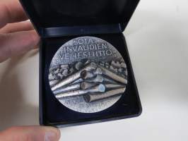 Sotainvalidien Veljesliitto 1939-1945 Krisgsinvalidernas Brödraförbund -mitali, suunnitellut Heikki Häiväoja, hopeasävyinen, numeroitu 0136 / 2000