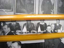 Juhlatilaisuus, jossa siviilihenkilöitä ja suojeluskuntaupseeri -valokuva