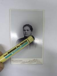 Anne Rautiainen - Skilnadens Atelier, Filial i Ekenäs -visiittikorttivalokuva / carte de visite / cdv
