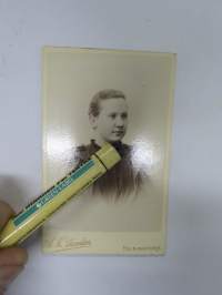 Anna Salmien, 19.10.1895, Atelier A.K. Saxelin -visiittikorttivalokuva / carte de visite / cdv