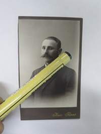 Eedvart (Edvard) Kallio - Mäkisen pehtoori, Walokuvaamo Ina Roos -visiittikorttivalokuva / carte de visite / cdv