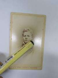 Benjamin Koskivirta, rakennusmestari, C.A. Hårdh, Helsinki -visiittikorttivalokuva / carte de visite / cdv