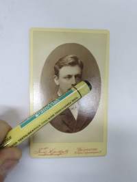 Janne Ahlgren, kauppias, Atelier Fritz Hjertzell, Helsinki -visiittikorttivalokuva / carte de visite / cdv