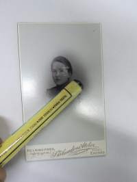 Augusta Perttunen, Kajaani, Skillnadens Atelier Helsingfors - Filial i Ekenäs -visiittikorttivalokuva / carte de visite / cdv