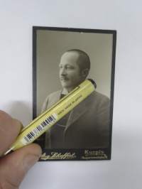 Johtaja Asiakainen, Atelier Aug. Schuffert -visiittikorttivalokuva / carte de visite / cdv