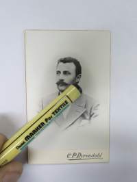 Kauppias Ivan Sergejeff, Kajaani, Atelier C.P. Dyrendahl Helsinki -visiittikorttivalokuva / carte de visite / cdv