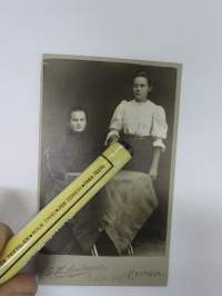 Sisarukset Löfberg Heinolasta, kauppias Emil Lehtovaaraan (Löfberg) Kajaani sisaruksia, S.H. Andersson - Heinola -visiittikorttivalokuva / carte de visite / cdv