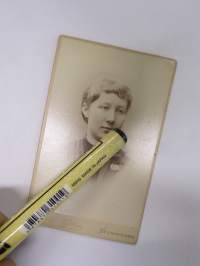 Valokuvaaja Ida Johansson, Atelier Daniel Nyblin Helsinki -visiittikorttivalokuva / carte de visite / cdv