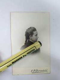 Anna Sergejeff, Atelier C.P. Dyrendahl, Helsinki -visiittikorttivalokuva / carte de visite / cdv