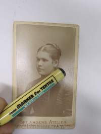 Maria Lindholm - Skillnadens Atelier, Helsinki -visiittikorttivalokuva / carte de visite / cdv