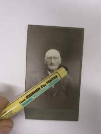 Robert Saren (täyttänyt 80 vuotta 26.6.1910), Valokuvaaja Aku Kare -visiittikorttivalokuva / carte de visite / cdv
