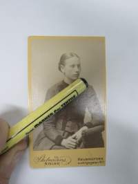 Emäntä Sela Packalén, rouva Josefa Lehtovaaran (os. Packalénin serkku), Skillnadens Atelier, Helsinki -visiittikorttivalokuva / carte de visite / cdv