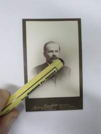 Tukkukaupias Kalle Korhonen, Kajaani - Atelier Strandberg Helsinki -visiittikorttivalokuva / carte de visite / cdv