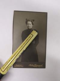 Liikeapulainen aino Tenonen - Atelier Universal, Helsinki -visiittikorttivalokuva / carte de visite / cdv