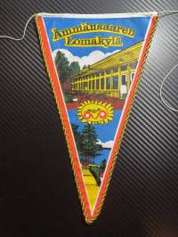 Ämmänsaaren Lomakylä -matkailuviiri, isokoko / souvenier pennant