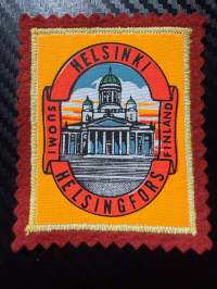 Helsinki, Helsingfors -kangasmerkki / matkailumerkki / hihamerkki / badge -pohjaväri punainen