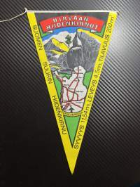 Hirvaan Hiidenkirnut -matkailuviiri, isokoko / souvenier pennant