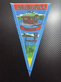 Koskenpää, Tynnyrisaunat -matkailuviiri, isokoko / souvenier pennant
