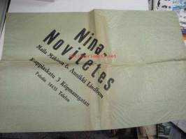 Nina Novitetes Maila Mäkinen & Annikki Lindbom -vaatekaupan paperipussi
