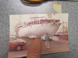 SS HOPE / San Franscisco - suomalaissiirtolainen laivan vieressä, ilmeisesti jossain Suomen satamassa, autot kun ovat Suomen kilvissä (mm. Ford Escort, Ford