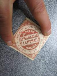 Virvoitusjuomatehdas Toiwo Weiss, Kuru, Vadelma / Hallon Limonaatia / Lemonad (painettu Julius Syren & Co) -etiketti