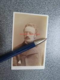 Lääkäri Keski-Euroopasta -visiittikorttivalokuva, atelier L.W. Kurtz, Wiesbaden